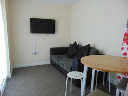 1 bedroom in a house share to rent - Photo 4
