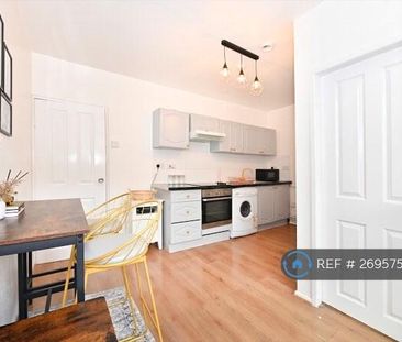 1 bedroom in a flat share to rent - Photo 5