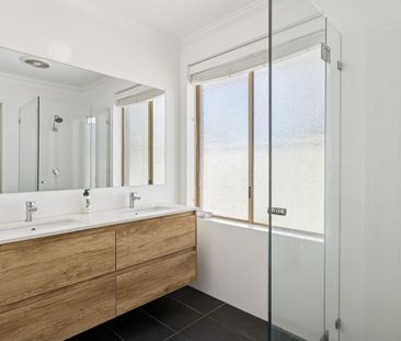 SPACIOUS 3x1 REPRESENTS FAMILY LIVING AT ITS BEST - Photo 3