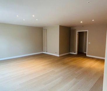 Ruim appartement met: 2 slaapkamers, terras en autostaanplaats - Photo 1