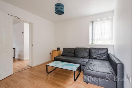 5 bedroom semi-detached house to rent - Photo 2