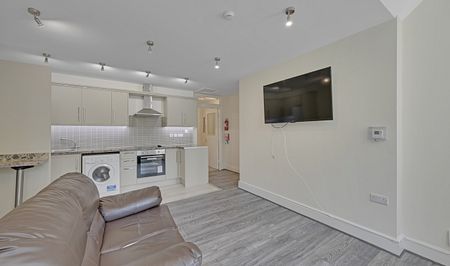 Spacious 3-Bed Ensuite Student Property with Free Parking & Large Communal Garden - Photo 2