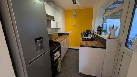 3 bedroom end of terrace house to rent - Photo 5