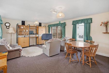 5 bedroom end of terrace house to rent - Photo 2