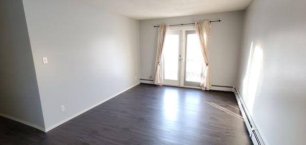 Fantastic Upper Level 2 bedroom suite in Sylvan Lake!! - Photo 1