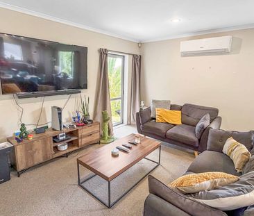 Spacious 4 bedroom home with double garage & outdoor living! - Photo 2