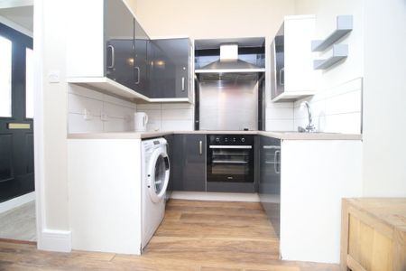 2 Bed Flat, Infirmary Road, S6 - Photo 2
