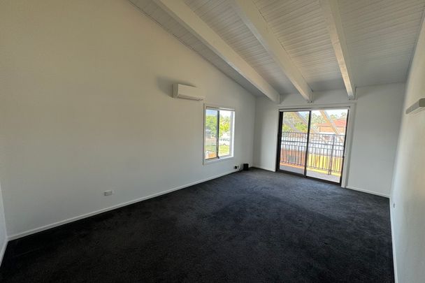 SPACIOUS 5 BEDROOM HOME WITH POOL, SPA & MULTIPLE LIVING AREAS! - Photo 1