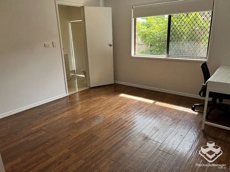 Master bedroom with own renovated bathroom for rent - Photo 3