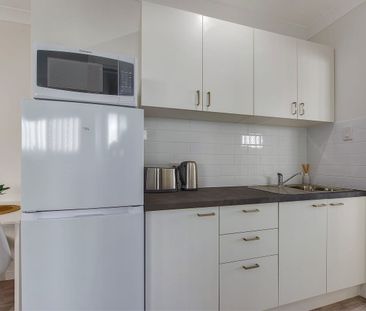 FULLY FURNISHED, DESIGNER STUDIO APARTMENT– BILLS INCLUDED! - Photo 5