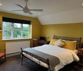 Ruislip large room with ensuite bathroom, quiet house, close to hig... - Photo 2