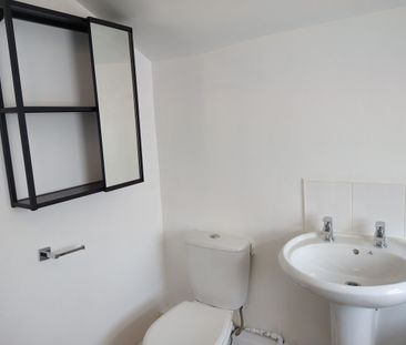 Newly Refurbished- 3 Bed House- Private Garden - Photo 5