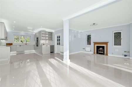 A five bedroom family home set within the prestigious Wentworth Estate. - Photo 4