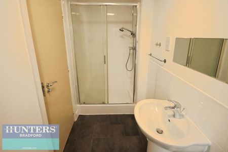 2 bedroom Flat To Let - Photo 2