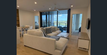 Stunning Furnished 2 Bed Apartment in the highly sought Rivello Residences, Hamilton - Photo 2