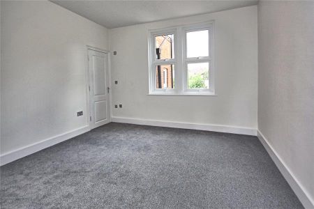 17 Kingsway, Woking - 1 bedroomProperty for lettings - Seymours - Photo 2