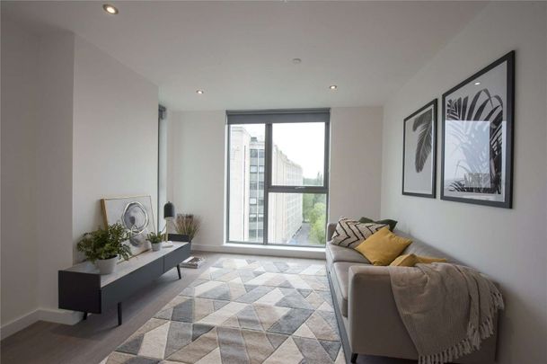 A one bedroom apartment to rent, available immediately and furnished within the iconic Thames Quarter building in the heart of Reading's town centre, with super residents amenities. - Photo 1