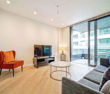 Stunning second floor apartment in the iconic television centre - Photo 2