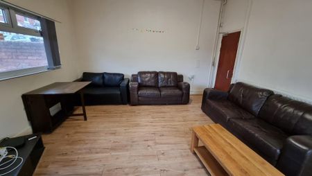 6 bedroom detached house to rent - Photo 3