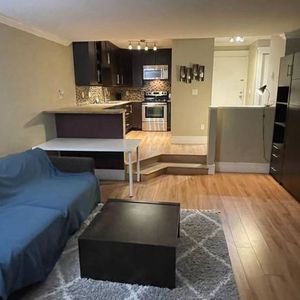 Furnished Bachelor Studio -VGH Great Location! - Photo 2