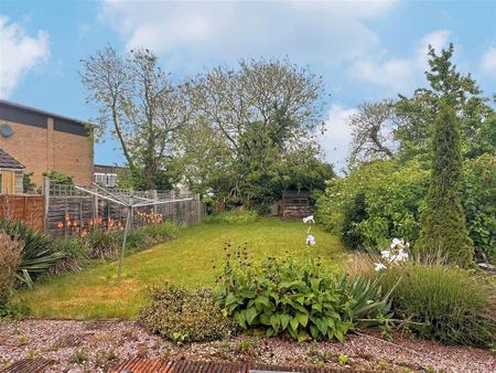 3 bedroom semi-detached house to rent - Photo 2