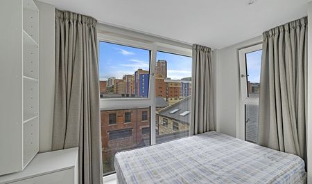 Beautiful 3-Bedroom, 3-Bathroom City Centre Apartment Near Hallam University - Photo 3