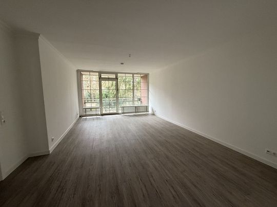 Großzügige, sanierte 2,5-Zimmer-Wohnung mit Loggia in zentraler Lage - Photo 1