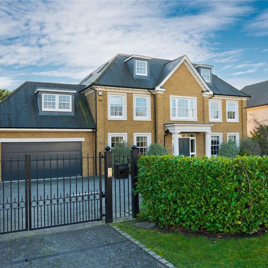 Stunning six-bedroom family home on a sought after private road. - Photo 1