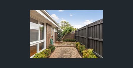Refurbished Unit with Spacious Courtyard - Photo 5