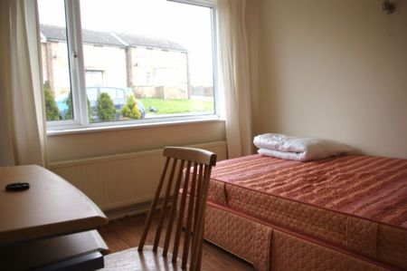 5 Bed - Forest Road, Greenstead, Colchester - Photo 4