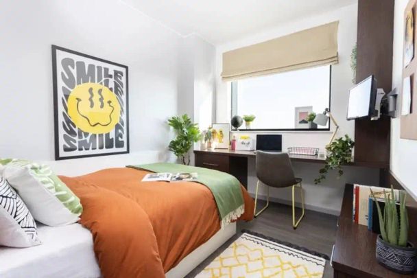 Extra Large Highest Double Ensuite: Three Bed Flat - Photo 1