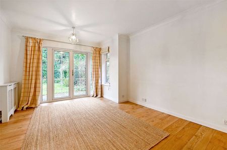 A detached family home on the sought after Tudor Park with a mature private garden. - Photo 4