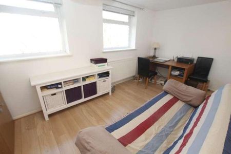 New Haw, Surrey, KT15 - Photo 5