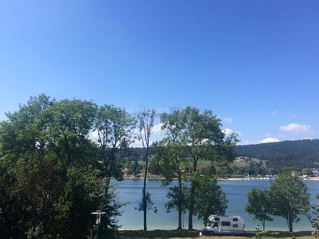 SPACIEUX AVEC JARDIN AU BORD DU LAC - Photo 3