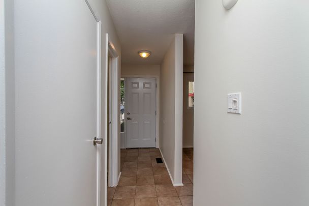 For Lease - 1800 Stonehenge Crescent, Cyrville - Carson Grove - Pineview, Ontario - Photo 1