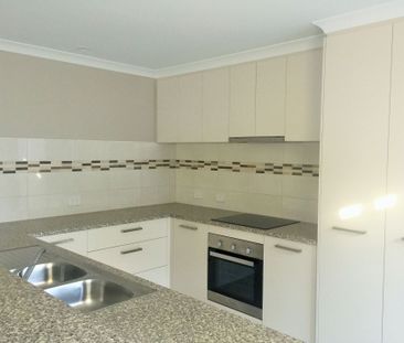 Modern Home with Shed &excl; - Photo 3