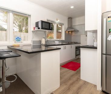 2 bedroom home in Papatoetoe! - Photo 1