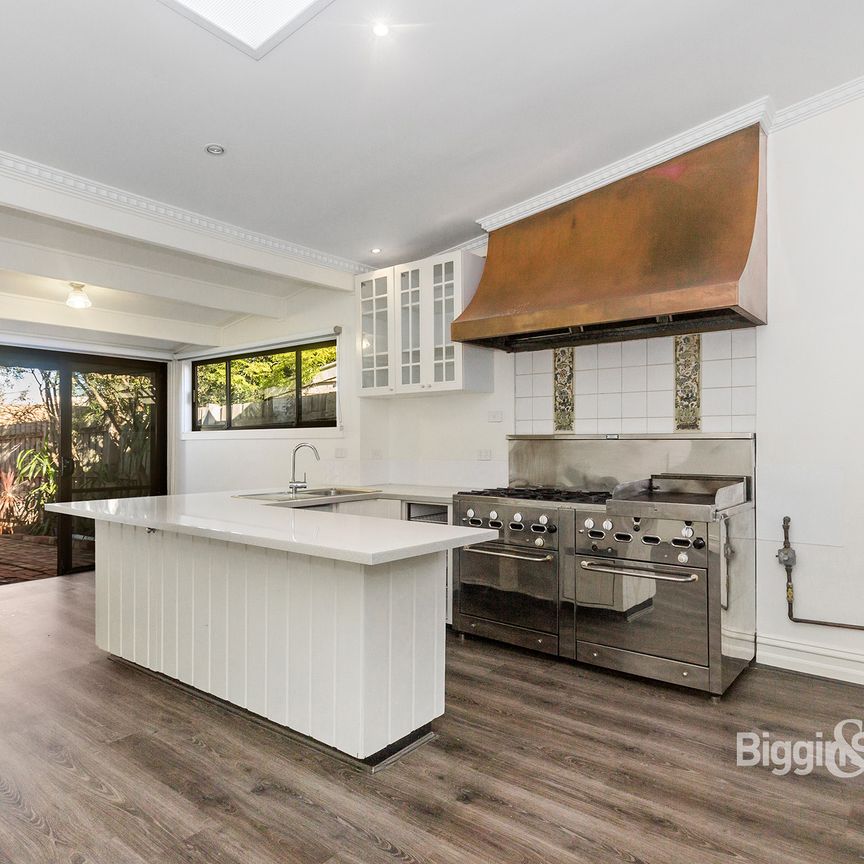 GENEROUS 2 BEDROOM HOME WITH LARGE PRIVATE COURTYARD, SPLIT SYSTEM HEATING & COOLING - Photo 1