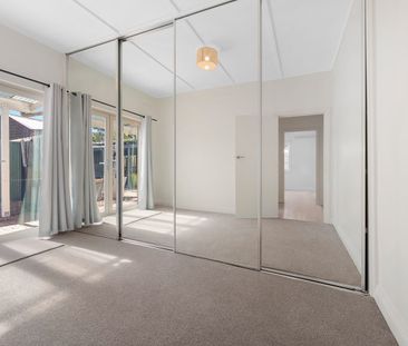 Beautifully renovated 2 Bedroom House with a renovated rear studio ... - Photo 3