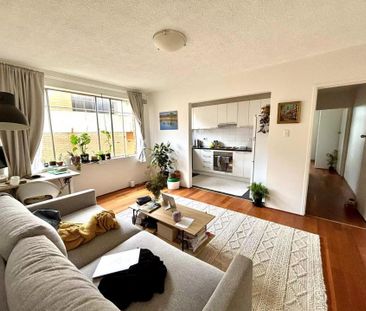 Furnished One Bedroom Apartment Located in the Heart of Kensington - Photo 3