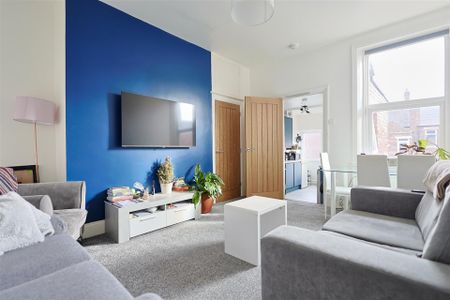 5 bedroom Student Maisonette to rent in Simonside Terrace, Newcastle Upon Tyne - Photo 2