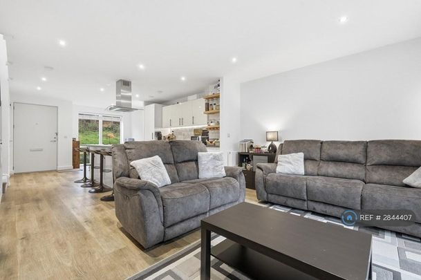 3 bedroom semi-detached house to rent - Photo 1