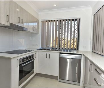 3 Bedroom Townhouse available now - Photo 2