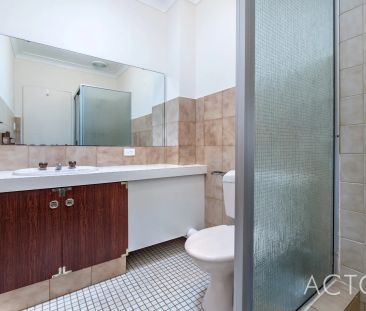 TWO BEDROOM TOWNHOUSE IN FANTASTIC LOCATION! - Photo 4