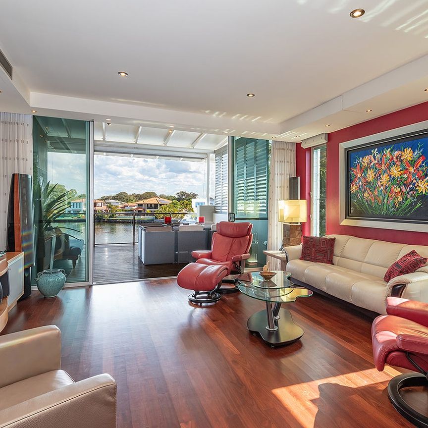 Top Floor Apartment with Magic Views - Photo 1