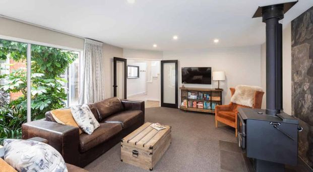 Large Family Home, newly renovated! - Photo 1