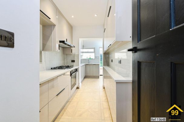 Detached in Colston Avenue , Carshalton, SM5 2NU - Photo 1
