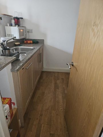 1 bedroom in a flat share to rent - Photo 5