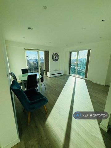 3 bedroom flat to rent - Photo 4