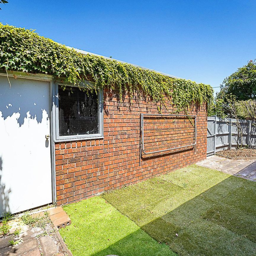 FRONT TOWNHOUSE OF ONLY 2 IN A FABULOUS POSITION - Photo 1